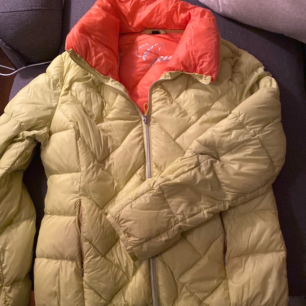 L/xl Guess puffer coat.. lightweight but warm.perfect condition.